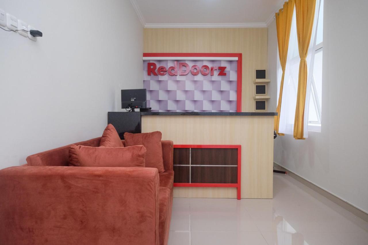 Reddoorz Near Kawasan Bandara Ahmad Yani Semarang 2 Hotel Exterior photo