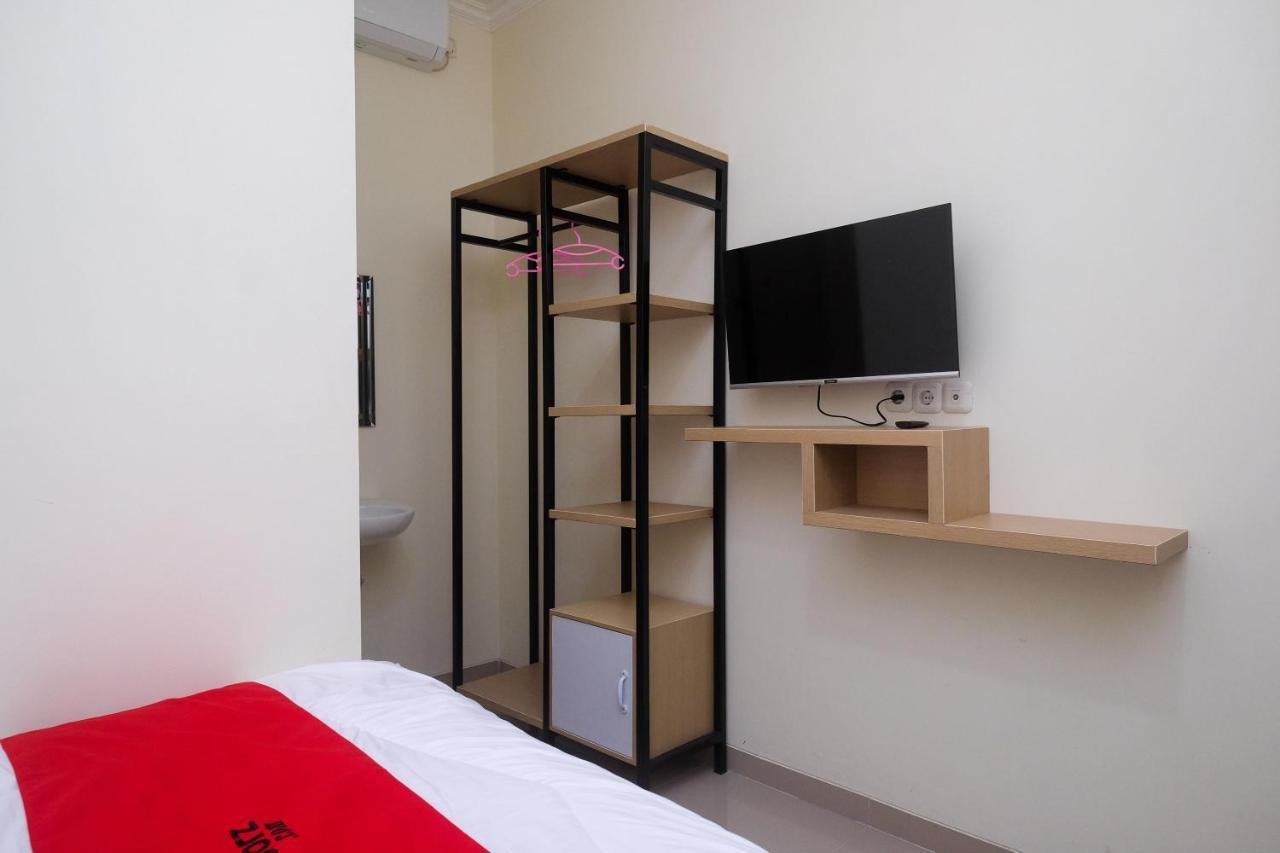 Reddoorz Near Kawasan Bandara Ahmad Yani Semarang 2 Hotel Exterior photo