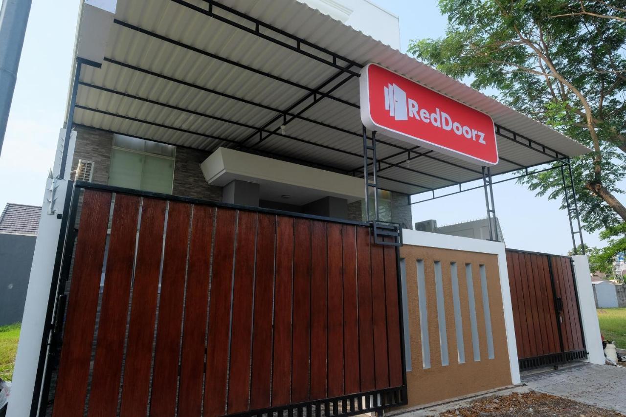 Reddoorz Near Kawasan Bandara Ahmad Yani Semarang 2 Hotel Exterior photo