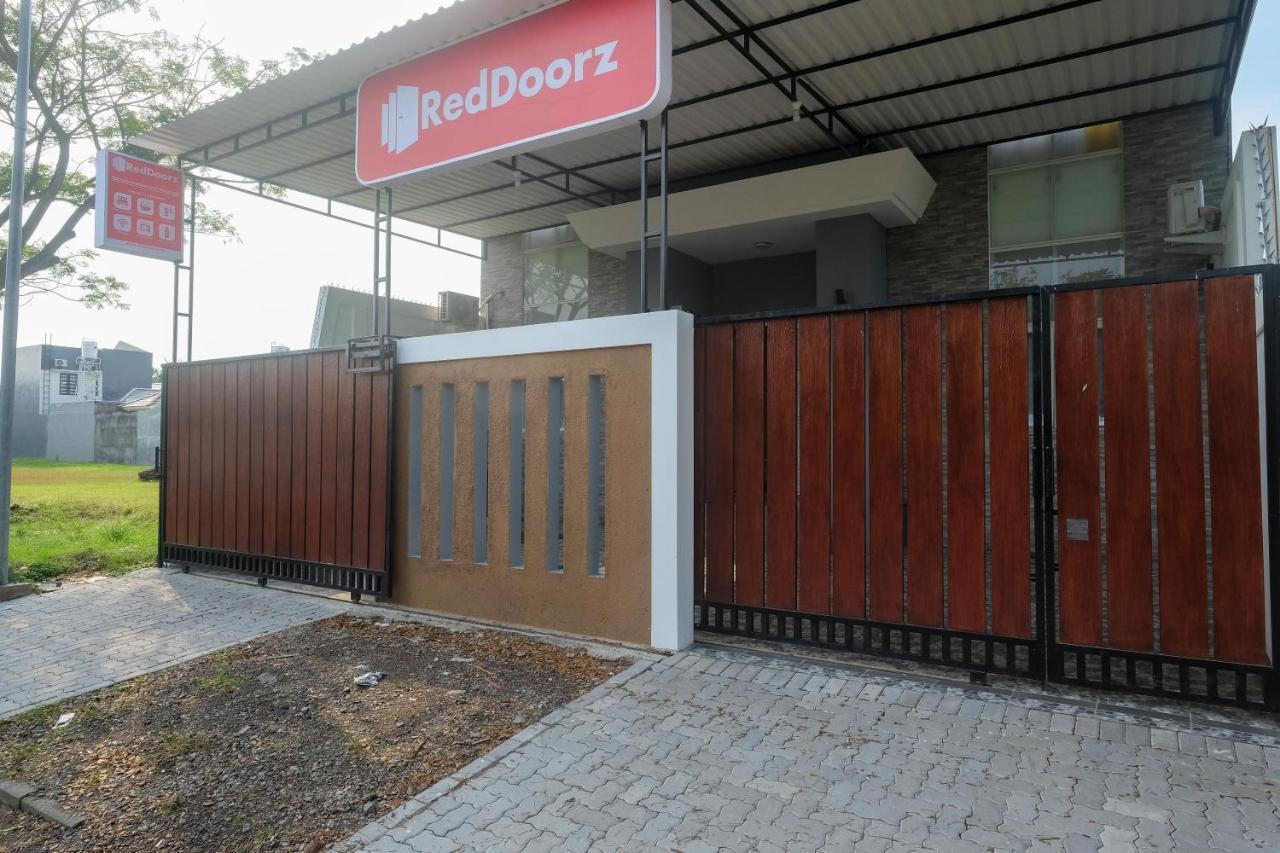 Reddoorz Near Kawasan Bandara Ahmad Yani Semarang 2 Hotel Exterior photo