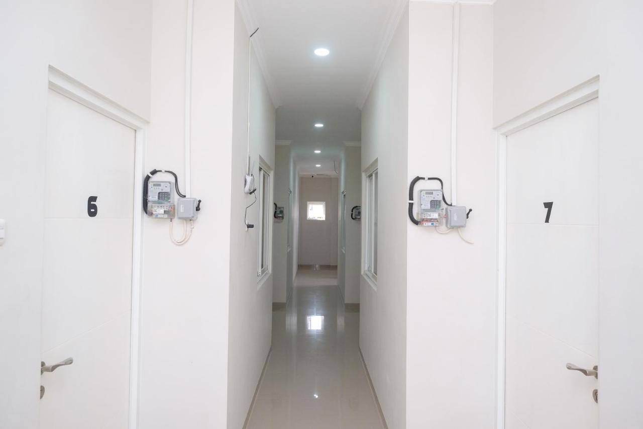 Reddoorz Near Kawasan Bandara Ahmad Yani Semarang 2 Hotel Exterior photo